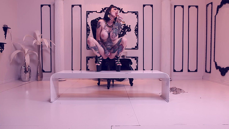 Black Label Magazine: Татуированная крошка с большими сиськами Jill мастурбирует себя