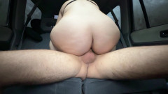 I-Love-Her-Feet: 学生が後部座席で私に乗っている