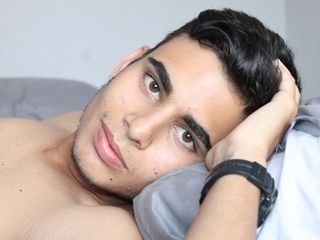 Latino boys porn: 给一个漂亮的年轻男孩撸心