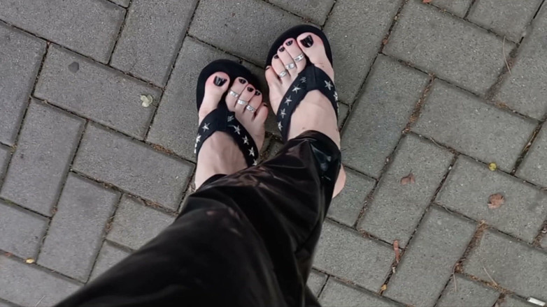 Heelex: Crossdressing dengan legging lateks dan celana dalam thong platform