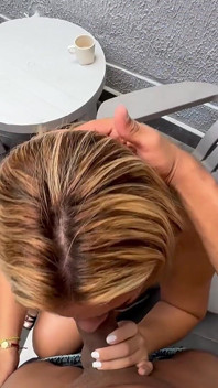Mein Mann ist nicht hier und mein Stiefsohn ist dein bester Freund! Ich ficke blonde Stiefmutter bei interrassischem Sex!