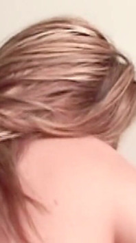 Blond brud blir passionerat fingrad och knullad