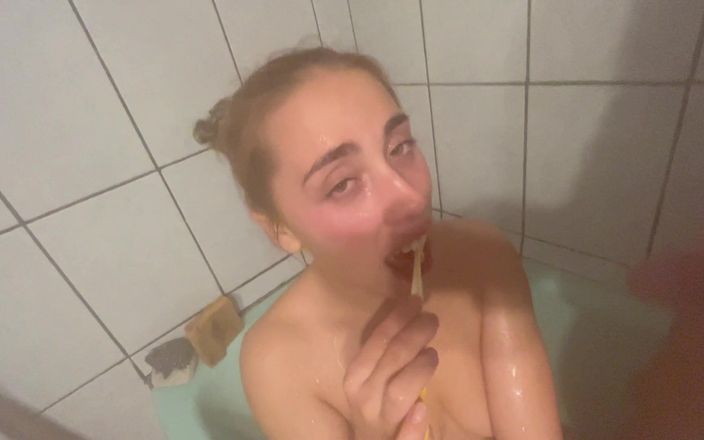 Raxxxbit: 18-jarige blondine drinkt en slikt pis