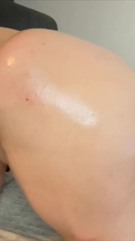 Camgirl neemt een grote zwarte lul dildo in haar poesje