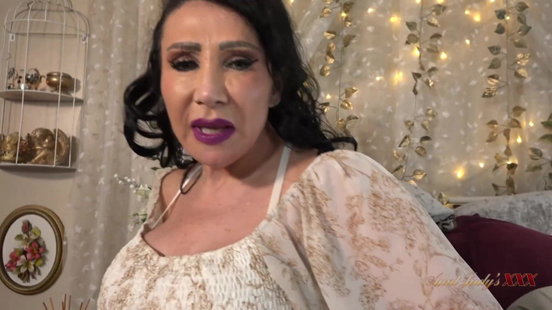Aunt Judy's XXX: TanteJudysxxx - je rondborstige rijpe stiefmoeder Nicole Dupapillon laat je haar...