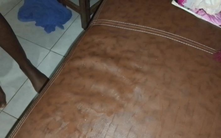 Loversinbed: 这个大屁股小妞在她生日那天被大黑屌叫