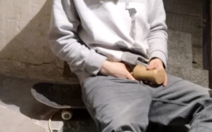 jerkofflover: 양말, 모자, 후드를 신은 내 사적인 장소에서 자위