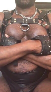 Schwarze reife muskeln ledergeschirr latex singlet tittenspiel