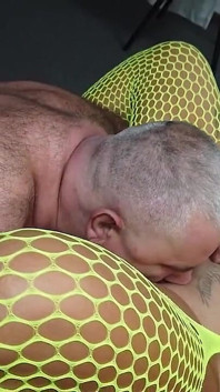 Awek blonde badgirl dengan Neon Fishnet Lingerie Dijilat Hingga Orgasme Dan Kemudian Menerima Creampie