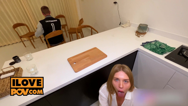 IlovePOV: Californiababe tě šuká, zatímco její přítel sleduje zápas v blízkosti