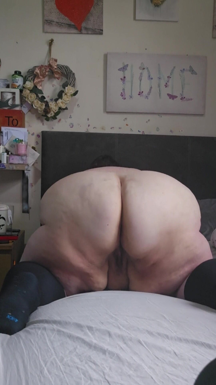 SSBBWLadyBrads: More SSBBW Fat Ass Spreading Pt 2