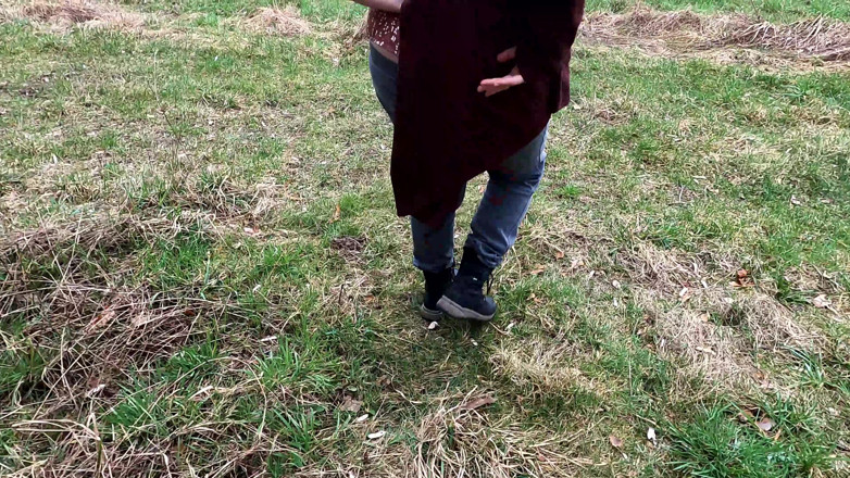 Bouncy Tits Action: Obok stoiska myśliwskiego cycki