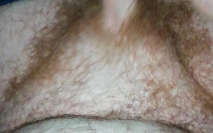 TheUKHairyBear: Verbal británica peluda pelirroja se masturba mostrando su grueso arbusto...