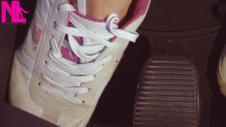 Nyllady: Menyelamat tanpa kondob dalam Puma Sneakers