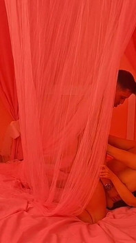Vyfoukni velmi nadrženou MILF na Barbyině posteli