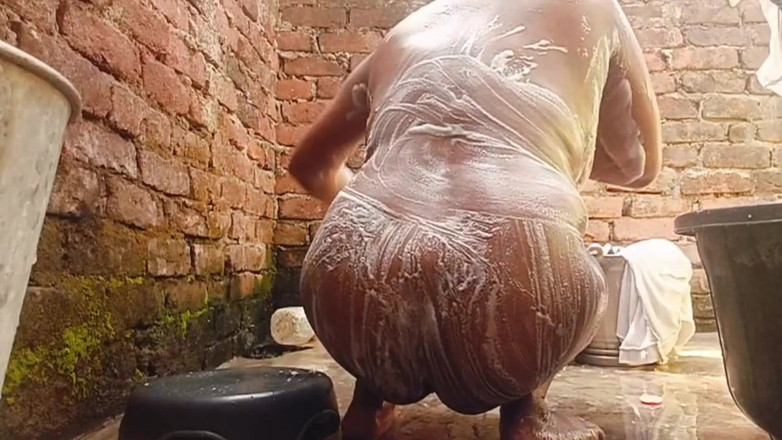 Nirman: Banyo yaparken üvey kız kardeşinin videosunu çekti.