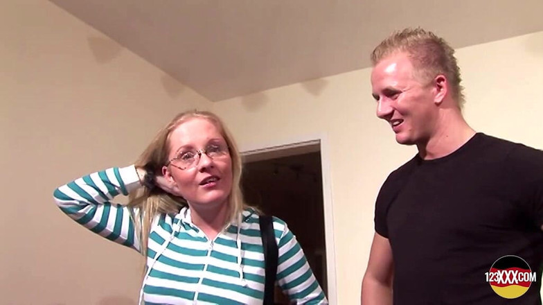 123XXX - 100% Amateurs: Den här blondinen älskar att studsa på en hård kuk