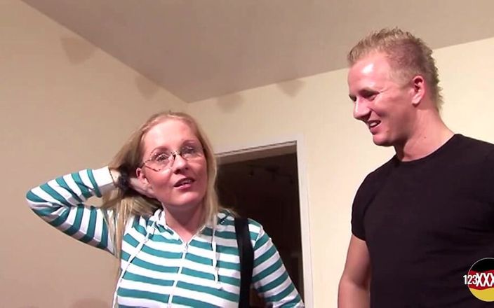 123XXX - 100% Amateurs: Deze blondine houdt ervan om op een harde pik te...