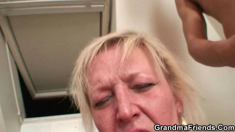Grandma Friends: Sửa máy, đụ bà già