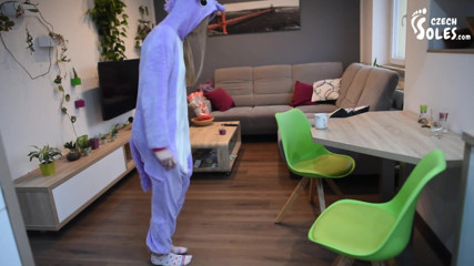 Czech Soles - foot fetish content: Cosplay duże nastolatka stopy drażnią POV