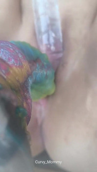 Un grande dildo pazzo colorato ed un piccolo dildo trasparente