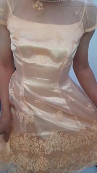 Süßer transvestã¤t masturbiert und kommt im partykleid