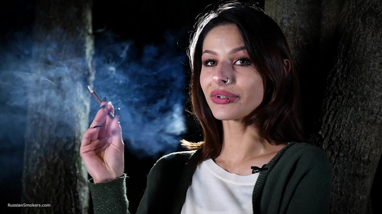Russian Smokers: Słodka Rosjanka pali papierosa na zewnątrz