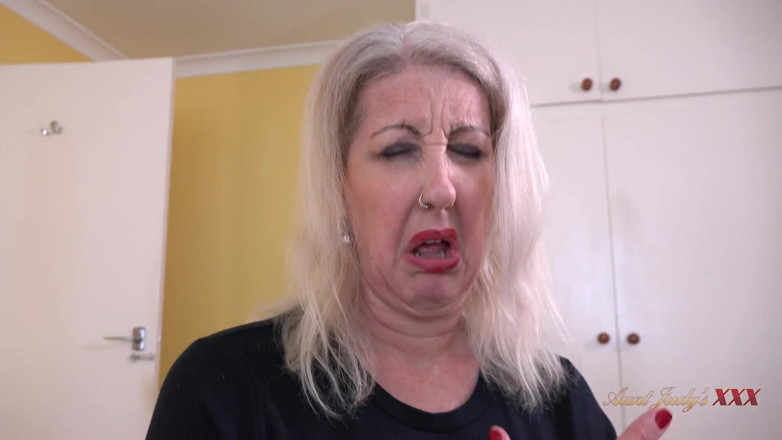 Aunt Judy's XXX: AuntJudysXXX - Bà mẹ kế già của bạn. Maggie tìm thấy...