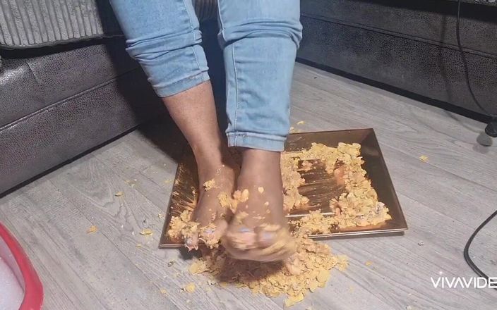 Simp to my ebony feet: schiacciamento di cibo per i piedi
