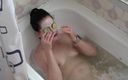 Anna Sky: Анна принимает ванну в огурцовой маске
