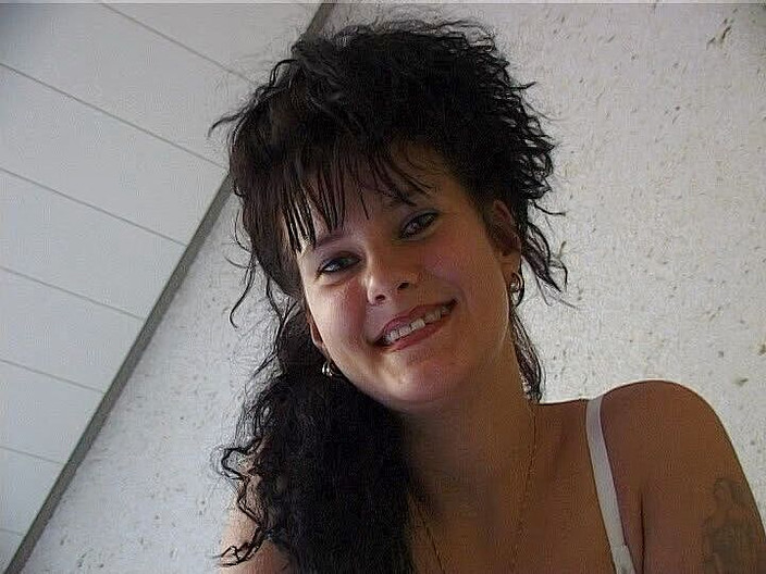 LetsGoDirty Teens: Nadržená dívka leží v posteli, prstí se a hladí klitoris