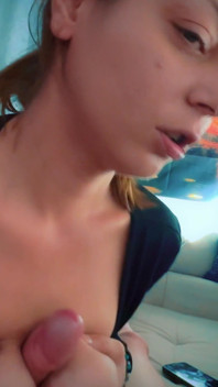 Pipe maison en POV - une MILF excitée aux seins naturels doux taquine une grosse bite