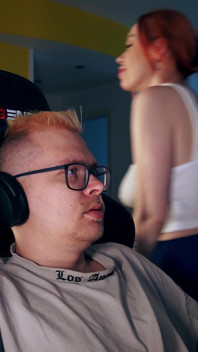 Macecha svádí nevlastního syna Under Desk pro výstřik na obličej, zatímco on hraje