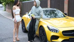 Gold Digger Prank - Bum em um carro esportivo - versão pornô