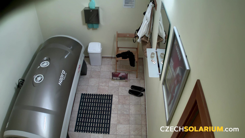Czech Solarium: Czeskie solarium 155: cycata blond milf masturbuje się w solarium