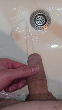 Pissing Sul Lavandino Del Bagno