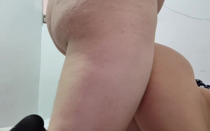 AngyAmazon: Spor salonundan çok azgın geldim ve gavatımın beni domaltarak sert sikmesine...