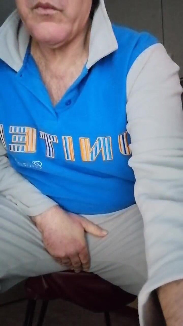 Setesesso7: Une longue masturbation avec un urine dans la bouteille vide !