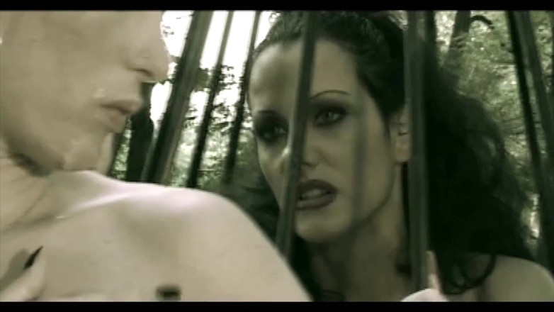 Inhonorof porn: 彼女は友人が見ている中でハンターに尻を突かれる