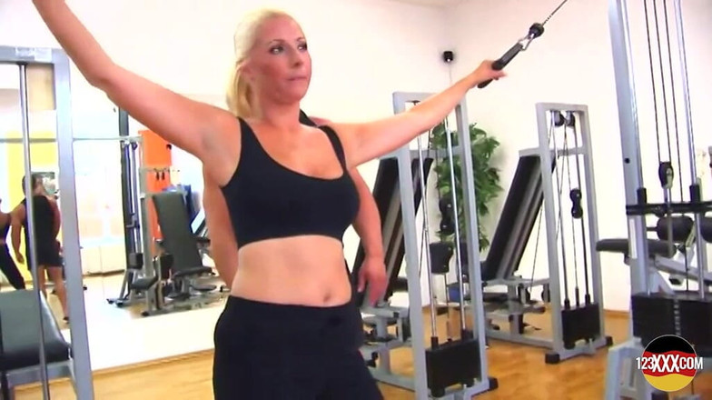 123XXX - 100% Amateurs: Bionda in forma che allena un cazzo duro in palestra