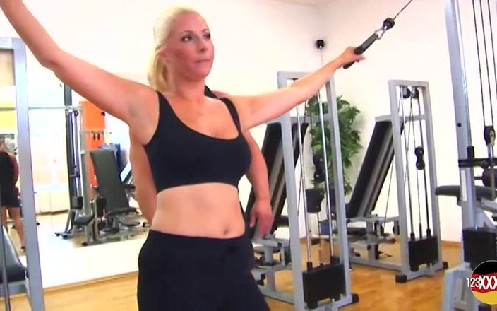 123XXX - 100% Amateurs: Fit blonďatá kočička cvičí tvrdého ptáka v tělocvičně