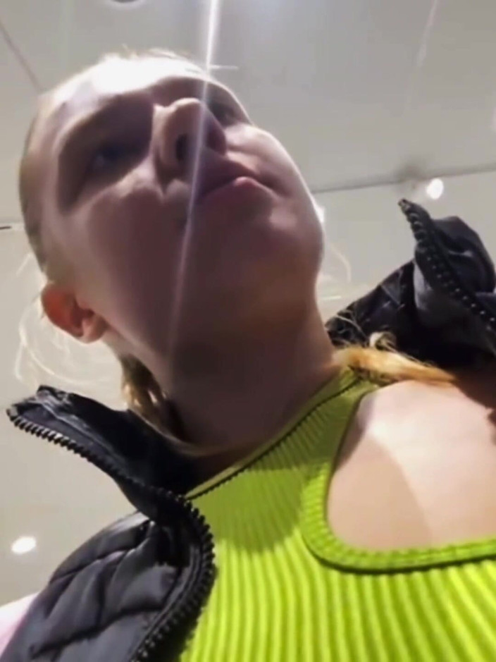 JuiceLussie: Lopen met vibrator in poesje