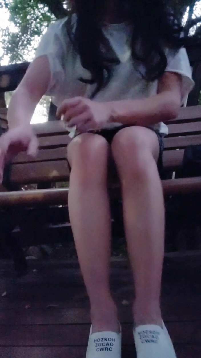 Taiwancdgirl: Crossdresser Tingxuan wystawia się na zewnątrz, nosząc białą koronkową bieliznę,...