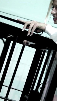Storbröstade Alexis Silver och Michelle Thorne i het ffm BDSM trekant