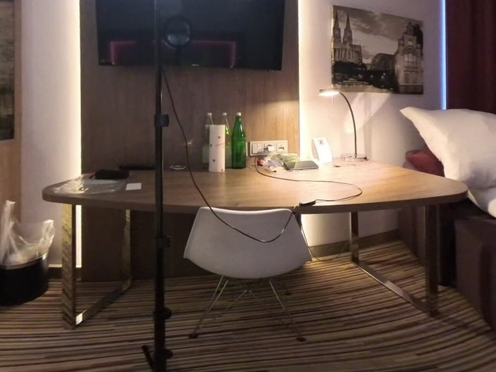 Sissy slut Chantal sweet VR: Liten söt sissy som har gyckel i hotellrummet