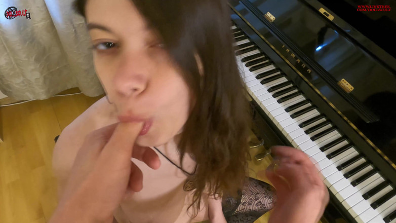 Dolls Cult: Melody ist wirklich sexy, wenn sie spielt. Ich kann ihr...