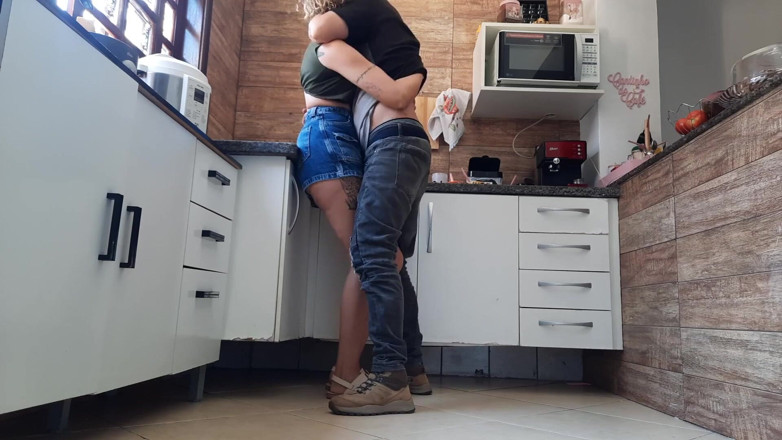 Gabi SweetCouplesStories: Dia berbicara dengan cuckold di telepon sementara kekasihnya menciumnya