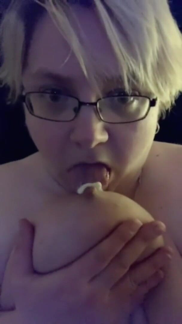 Real homemade BBW BBC porn: Толстушка попка сосет мои твердые соски, долбит мою волосатую толстую киску
