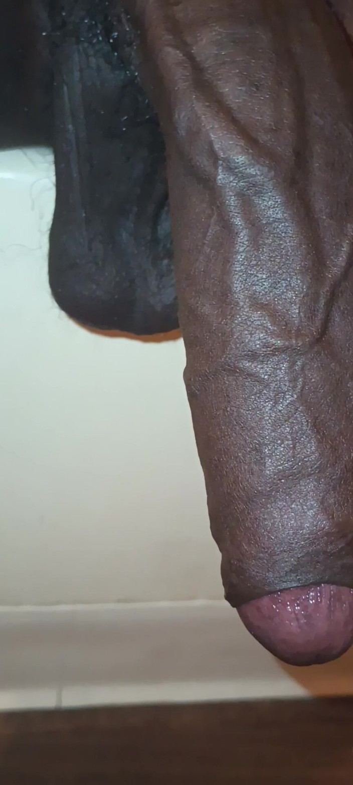 Chocolate Meat Stick: Acariciando polla grande negra sin cortar con anillo de polla