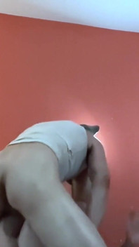 Fingering memeknya, lalu dia gaya doggy, selesaiin dia
